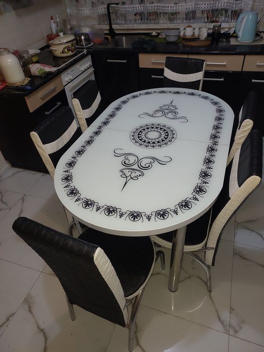 Стіл і крісла ..