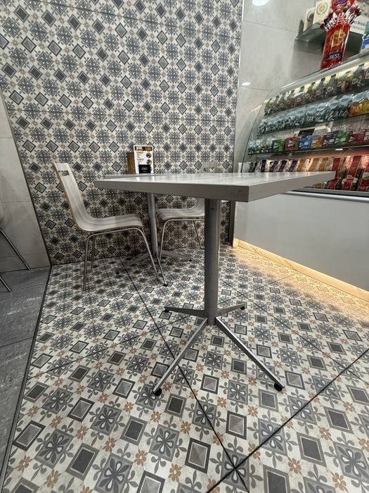 52 cadeiras e 26 mesas de pastelaria