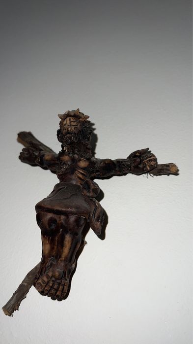 Cristo de cerâmica em tronco natural