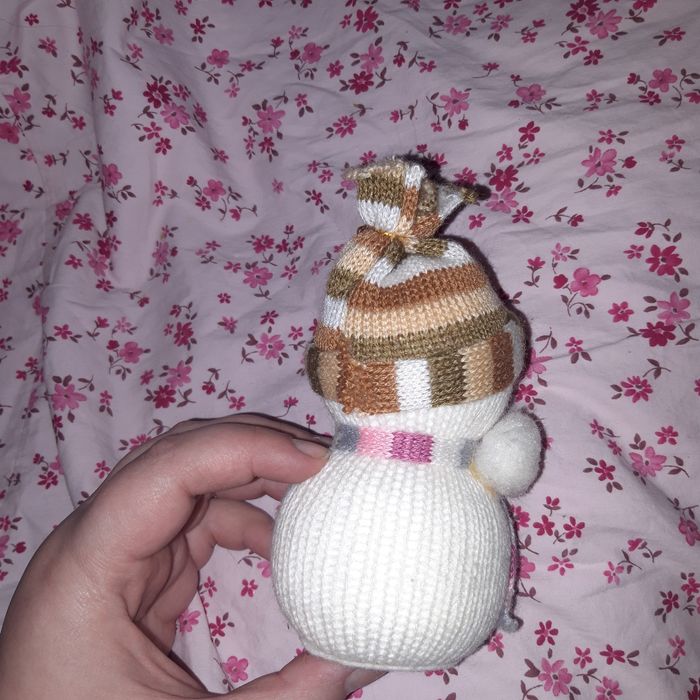 Снеговик новогодняя игрушка на присосках фигурка вязаный украшение