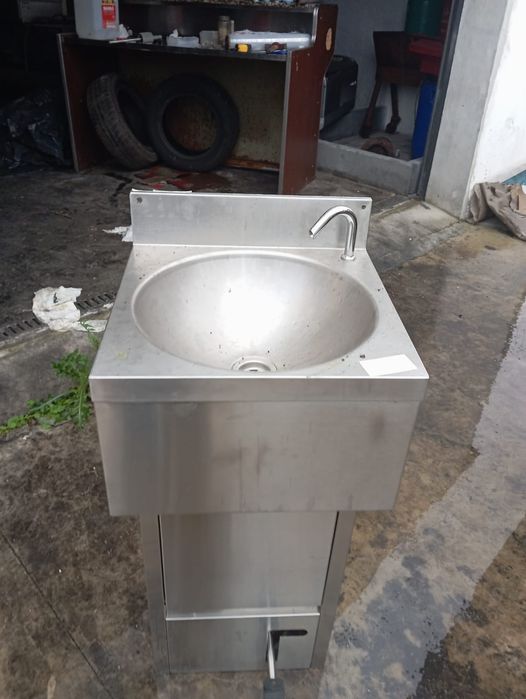 Lava mãos com comando de pé