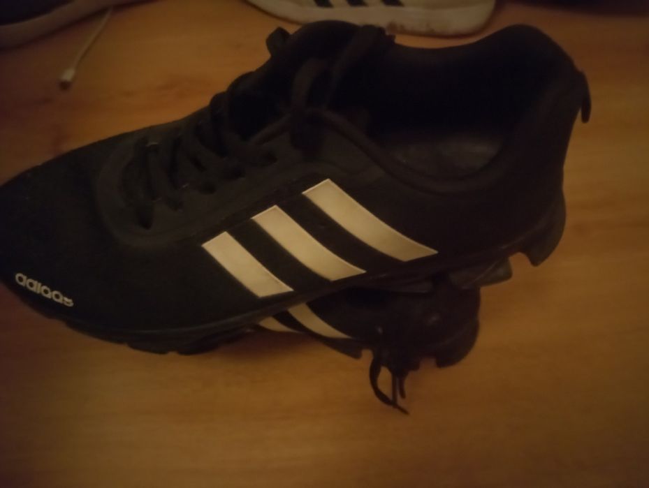 Tênis adidas de cor preta