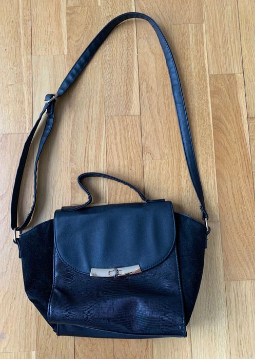 Czarna klasyczna torebka listonoszka ze złotym zapięciem old money