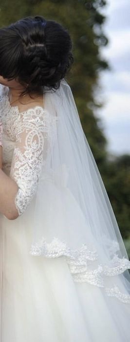 Весільна сукня не вінчана , фата в подарунок