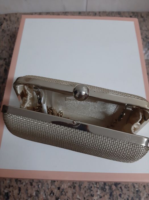 Bolsa dourada de metal para cerimónia.