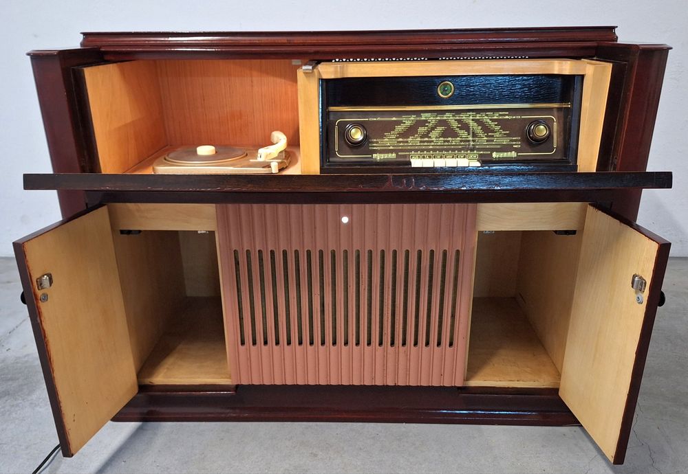 Móvel Philips com rádio e gira discos