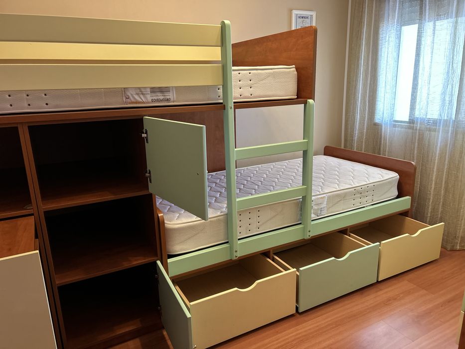 Mobília de quarto juvenil em excelente estado – madeira de qualidade