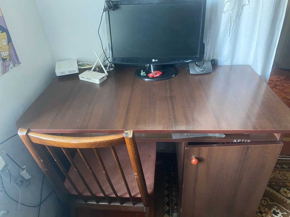 Стол письменный деревянный.