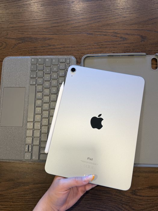 iPad Air 4 generacja 256 GB, z klawaiturą i orginalnym rysikiem