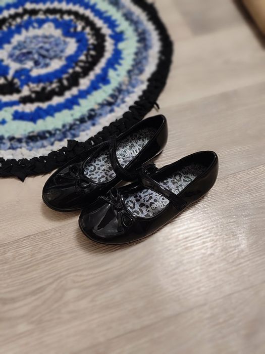 Туфлі на дівчинку в школу продам