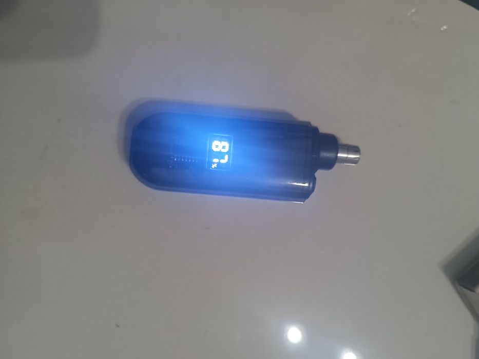 Акомуляторный триммер для волос в носу или ушах.