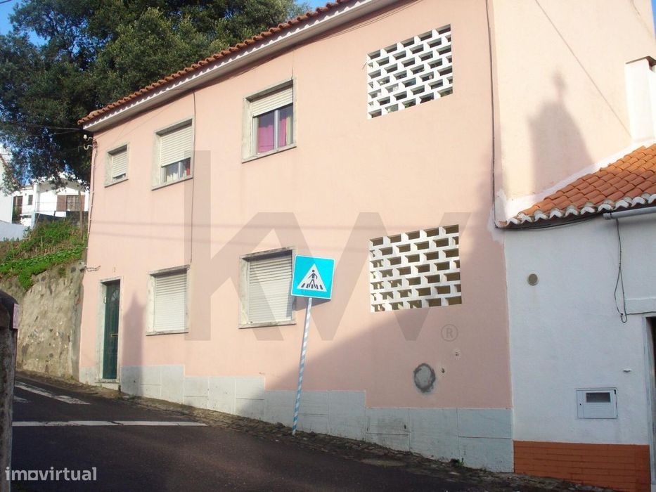 Moradia em Barcarena com Potencial para T3 ou Investimento (2x T1)
