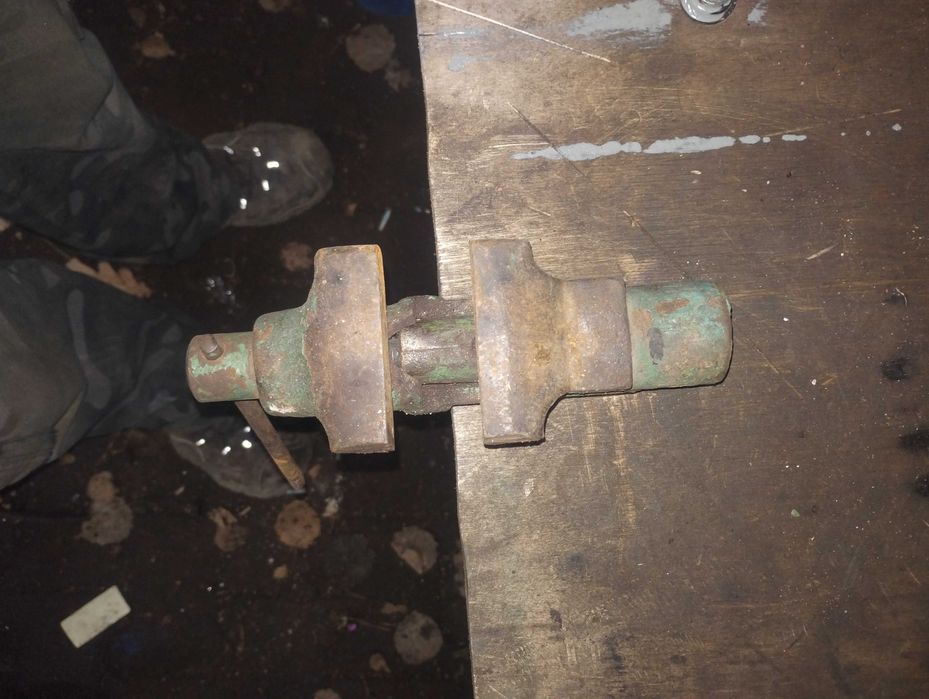 Małe żeliwne imadło imadełko