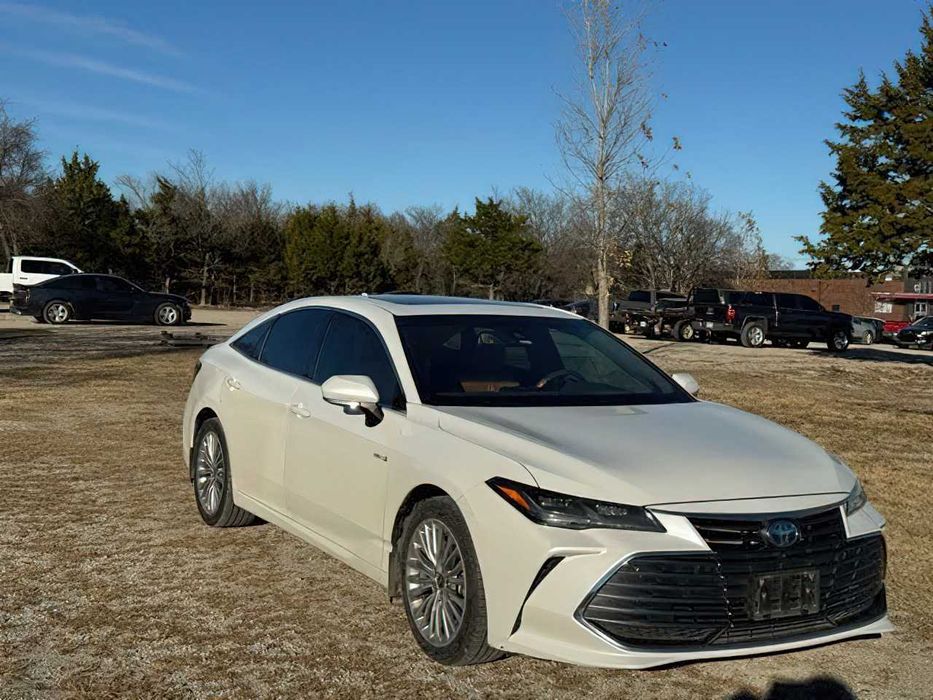 Toyota Avalon Hybrid Limited      2021