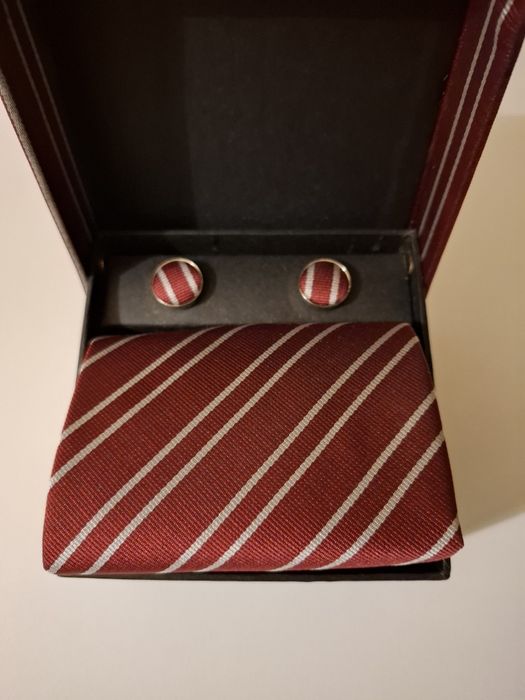 Gravata classica com botões de punho, tom vermelho