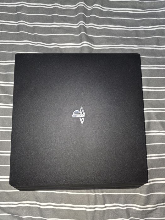 PS4 Pro em bom estado com 2 comandos e jogo
