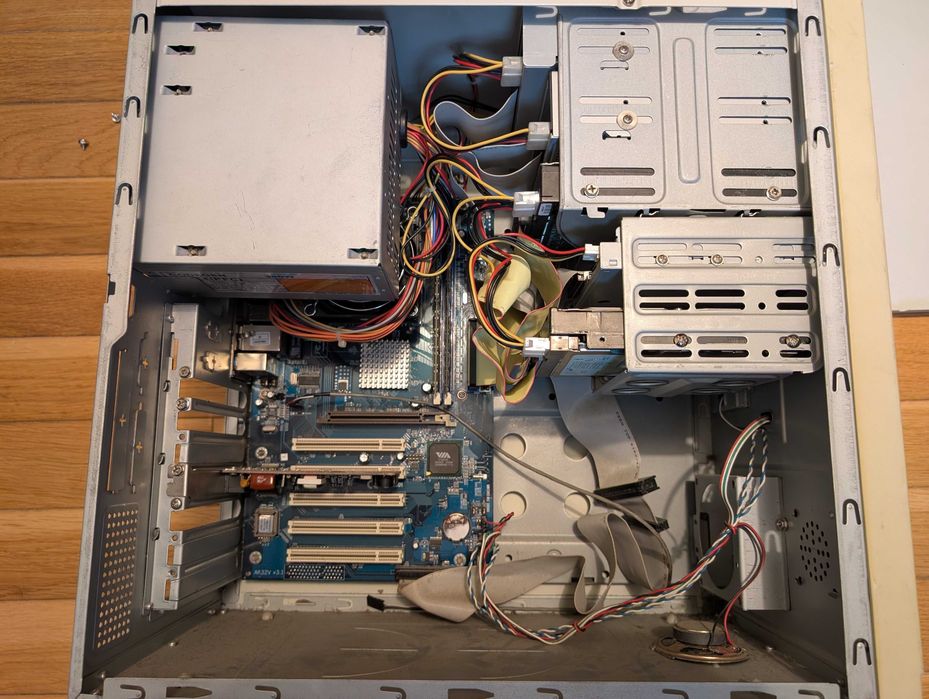 Komputer z 2003r. retro brak karty graficznej