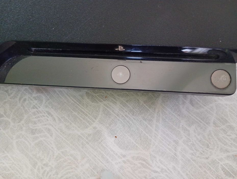 Konsola PS3  i do tego 2 pady więcej na priv
