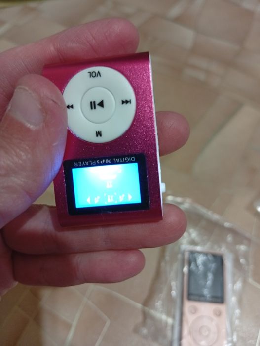Маленький і зручний mp3 плеєр з LCD-екраном рожевий