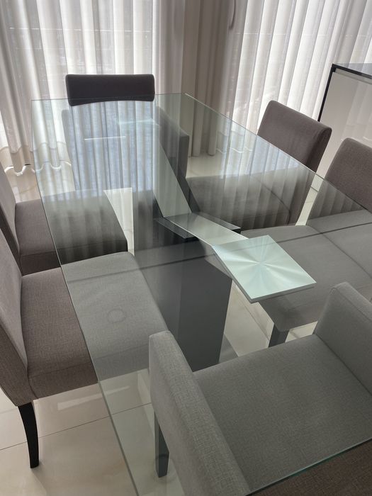 Conjunto de sala: mesa de vidro, 4 cadeiras e 2 poltronas