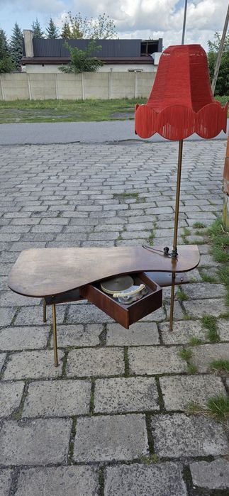 Stolik z lampą i adapterem