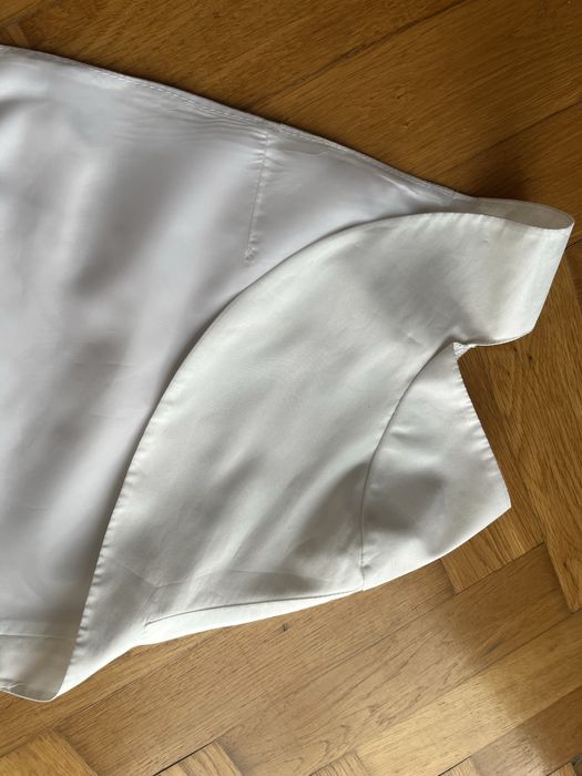 Białe bolerko ślubne