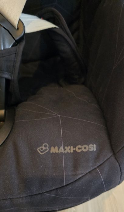 Fotelik Tobi zapinany na pasy. Premium black