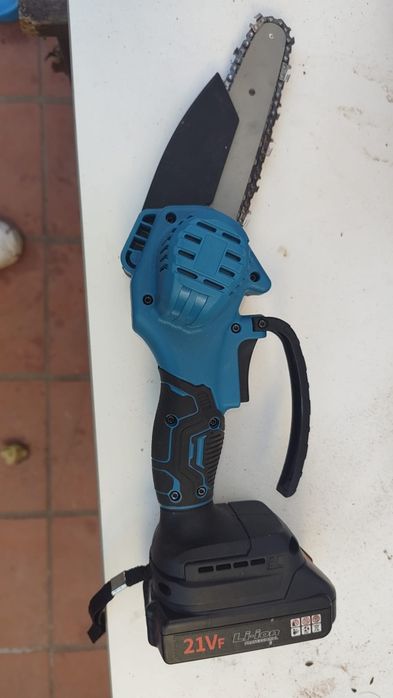 Serra eléctrica com estojo