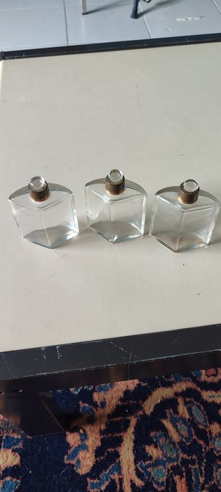 Frascos de perfume vintage com detalhes em metal