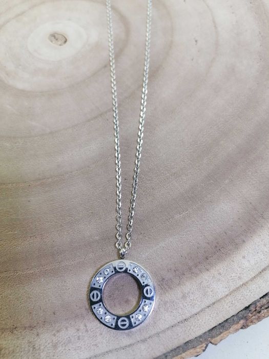 Colar com medalha redonda e pedras - Aço