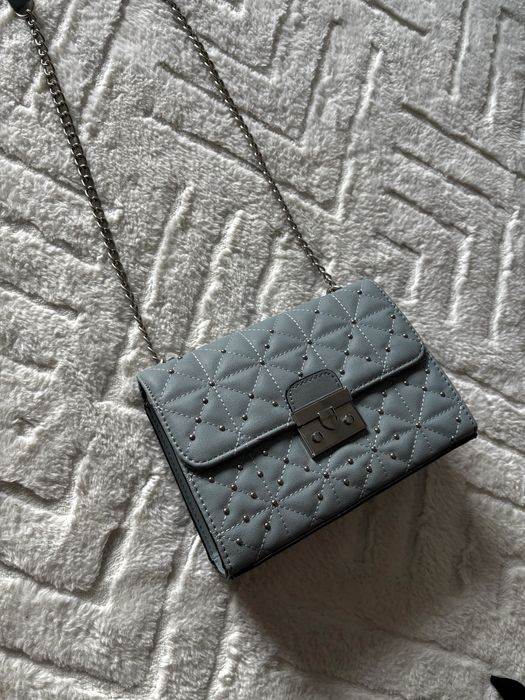Stradivarius niebieska torebka na srebrnym łańcuchu baby blue nity jak nowa