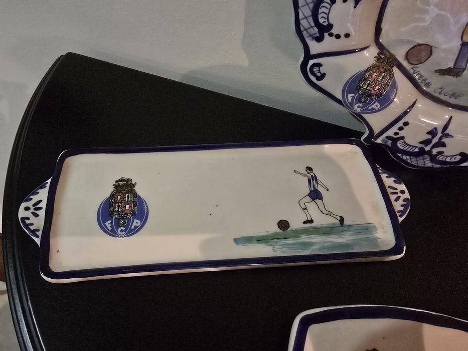Artigos em cerâmica alusivos ao FCPorto pintados à mão. 
Preço para o