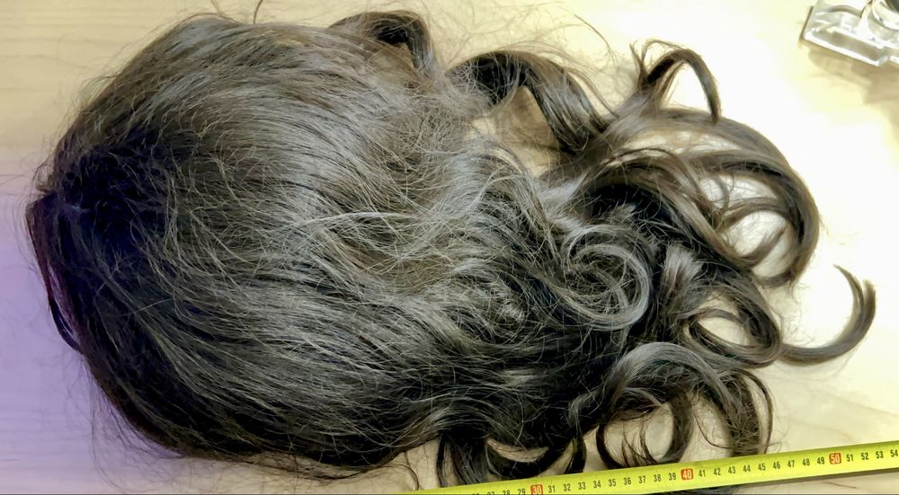 Cabeleira postiça castanha comprida