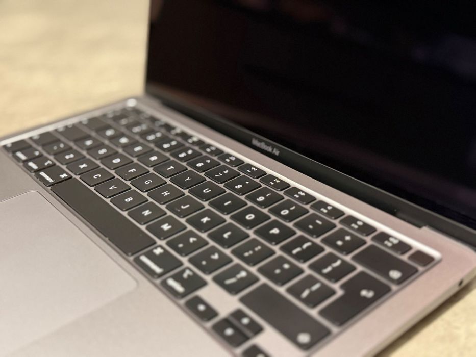 MacBook Air 13” 2020 i5 / 8GB / 512GB + pokrowiec Thule / stan bardzo dobry