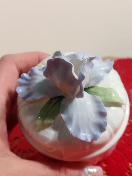 Шкатулка фарфоровая