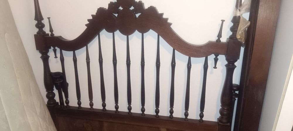 Cama c/ mesinhas cabeceira