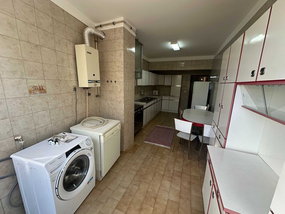 Quarto em T4 mobilado — Centro (junto à Escola de Saúde / CVP)