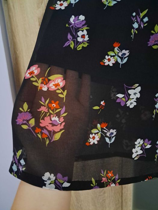 Czarna spódnica w kwiatki