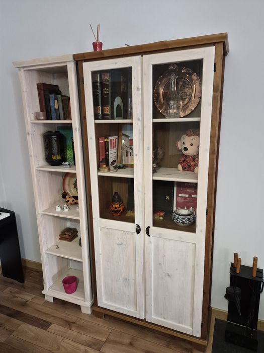 Estante em pinho maciço, retrabalhado em branco lazuré.