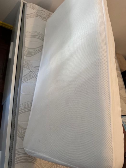 Vendo berço de bebé com colchão e capa de proteção de colchão incluído