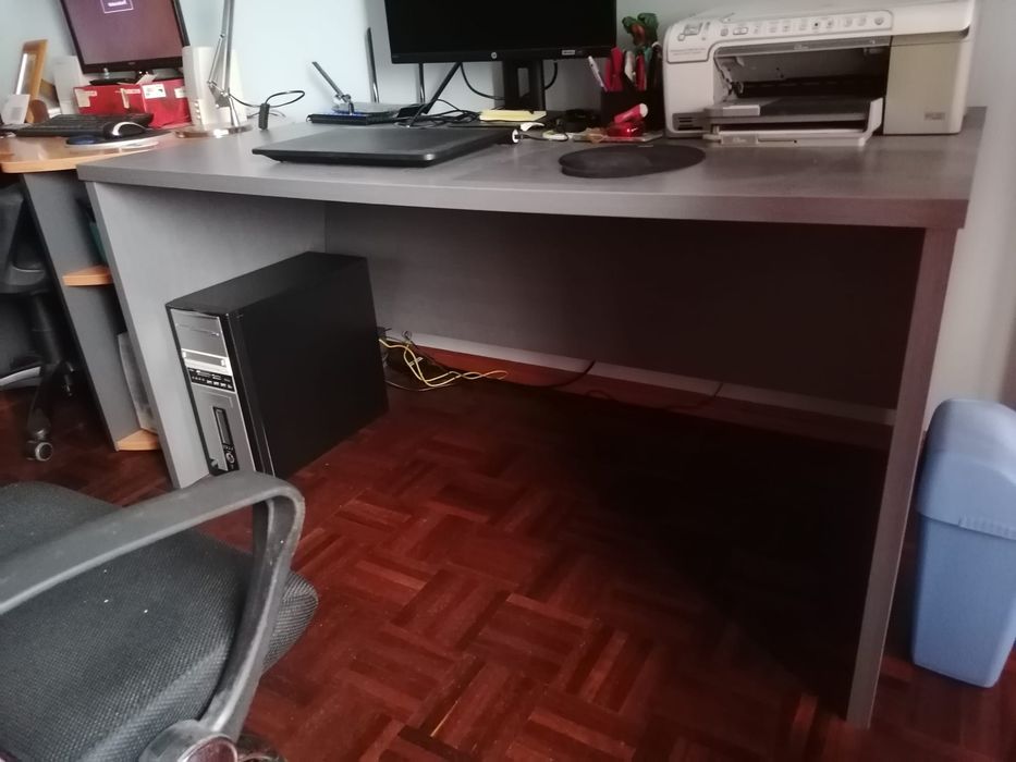 Secretária Cinzenta