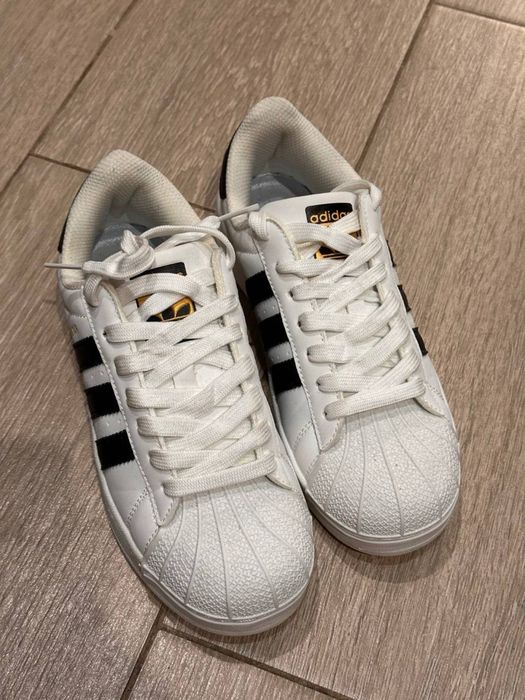 Продам женские Adidas SuperStar