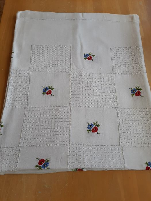 Toalha bordada a ponto cruz