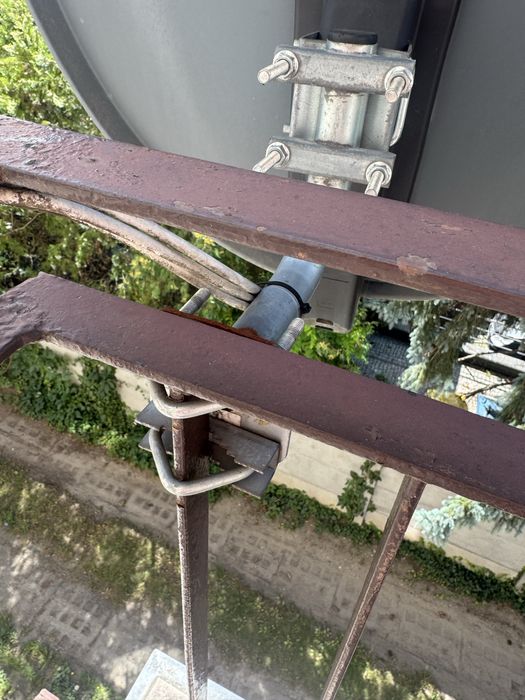 Antena satelitarna z uchwytem i konwerterem – komplet