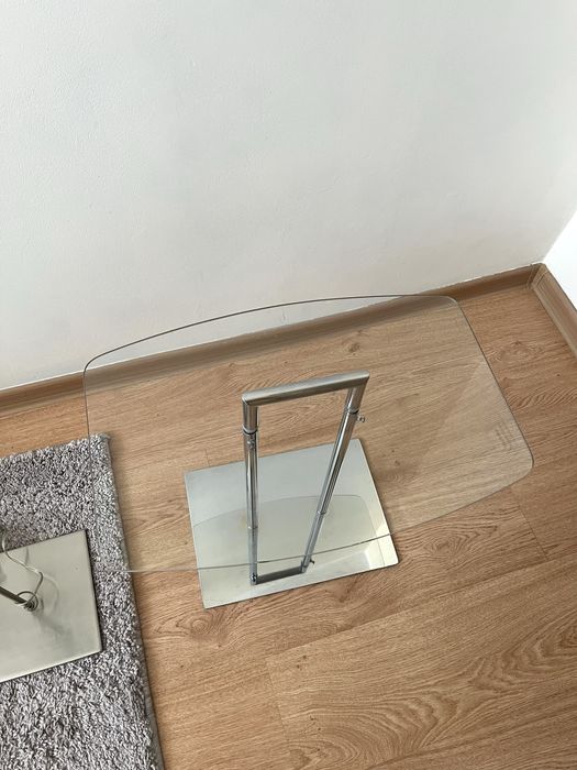 Lampa stojąca podłogowa srebrna i stolik kawowy do salonu
