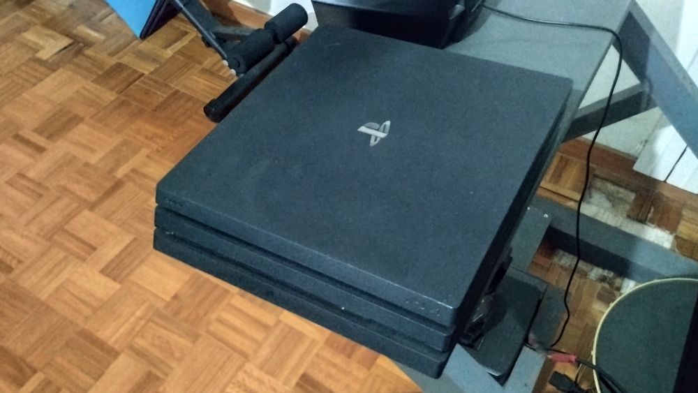 Ps 4 Pro em muito bom estado ,com volante , Pedais,um comando e jogos