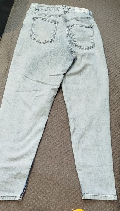 Продам світлі джинси Mom.
Стильні джинси у модному фасоні mom, з ви