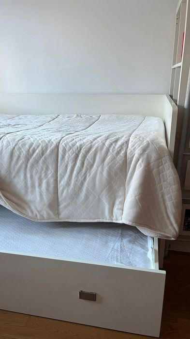 Cama dupla com inferior retrátil