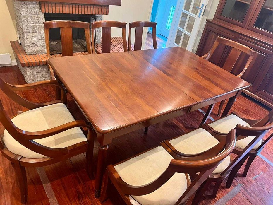 Mesa de Jantar + 8 Cadeiras em Madeira - Excelente Estado