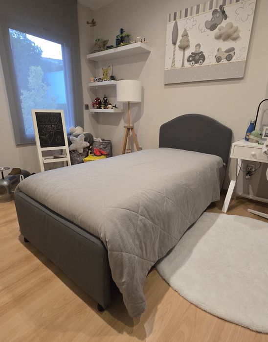 Cama de solteiro Hauga Ikea com colchão Hamarvik Ikea.